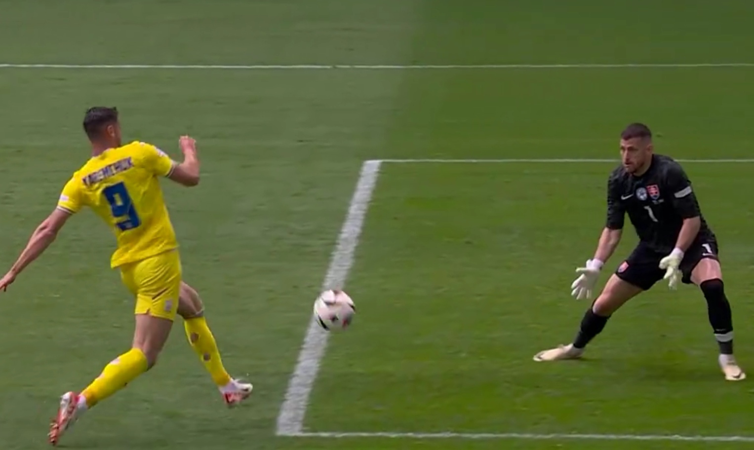 男子足球半决赛悬念重重，强队巅峰对决的简单介绍